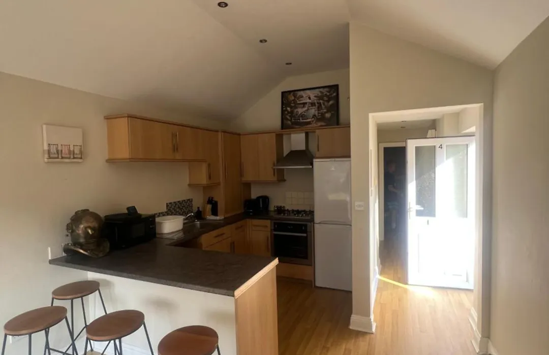 Open Plan Flat With Large Garden Close To Beach-1