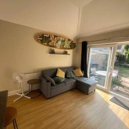 Open Plan Flat With Large Garden Close To Beach-2