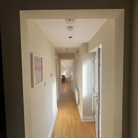 Open Plan Flat With Large Garden Close To Beach-3